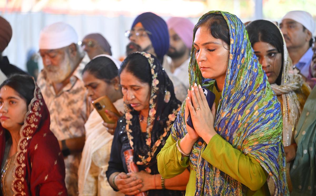 बुधवार को हैदराबाद के नामपल्ली प्रदर्शनी मैदान में विशाल दीवान के अवसर पर श्रद्धा सुमन अर्पित करते सिख श्रद्धालु।